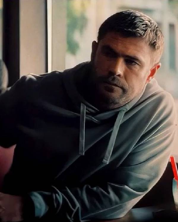 Crime-101-Chris-Hemsworth-Grey-Hoodie-3