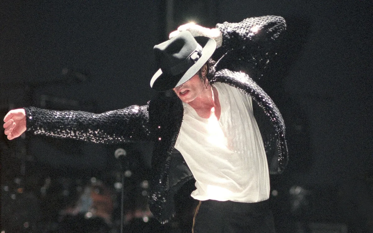 Michael-Jackson-performs-on-stage-on-his-HIStory-tour-in-December-1996-1