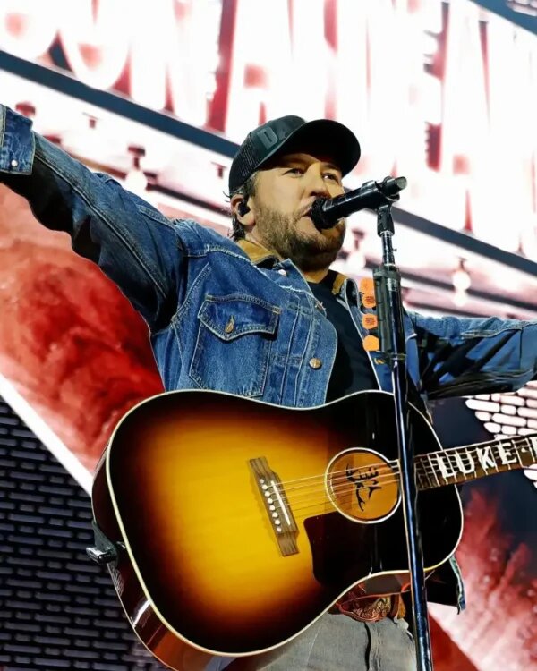 Luke-Bryan-Sanford-Stadium-Blue-Denim-Jacket