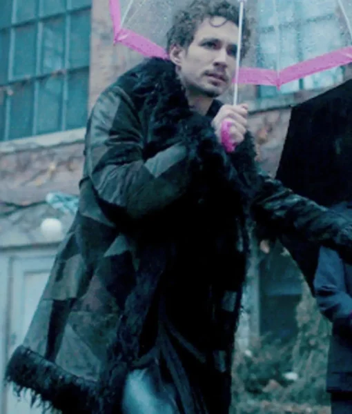 Robert-Sheehan-The-Umbrella-Academy-Klaus-Hargreeves-suede-patch-jacket-510x600 (2)