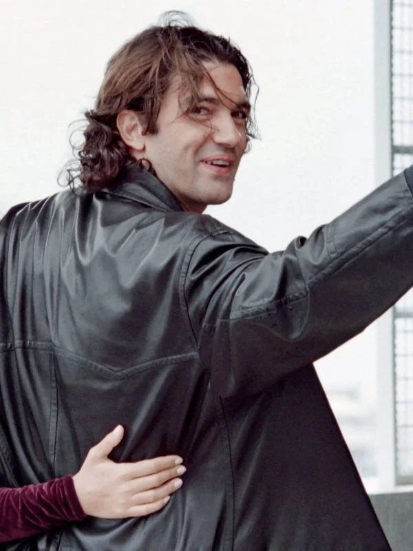 Antonio-Banderas-1995-Black-Leather-Jacket-Back_