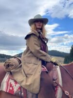 Dutton-Ranch-S01-Beth-Dutton-Cotton-Duster-Coat-570x760 (1)
